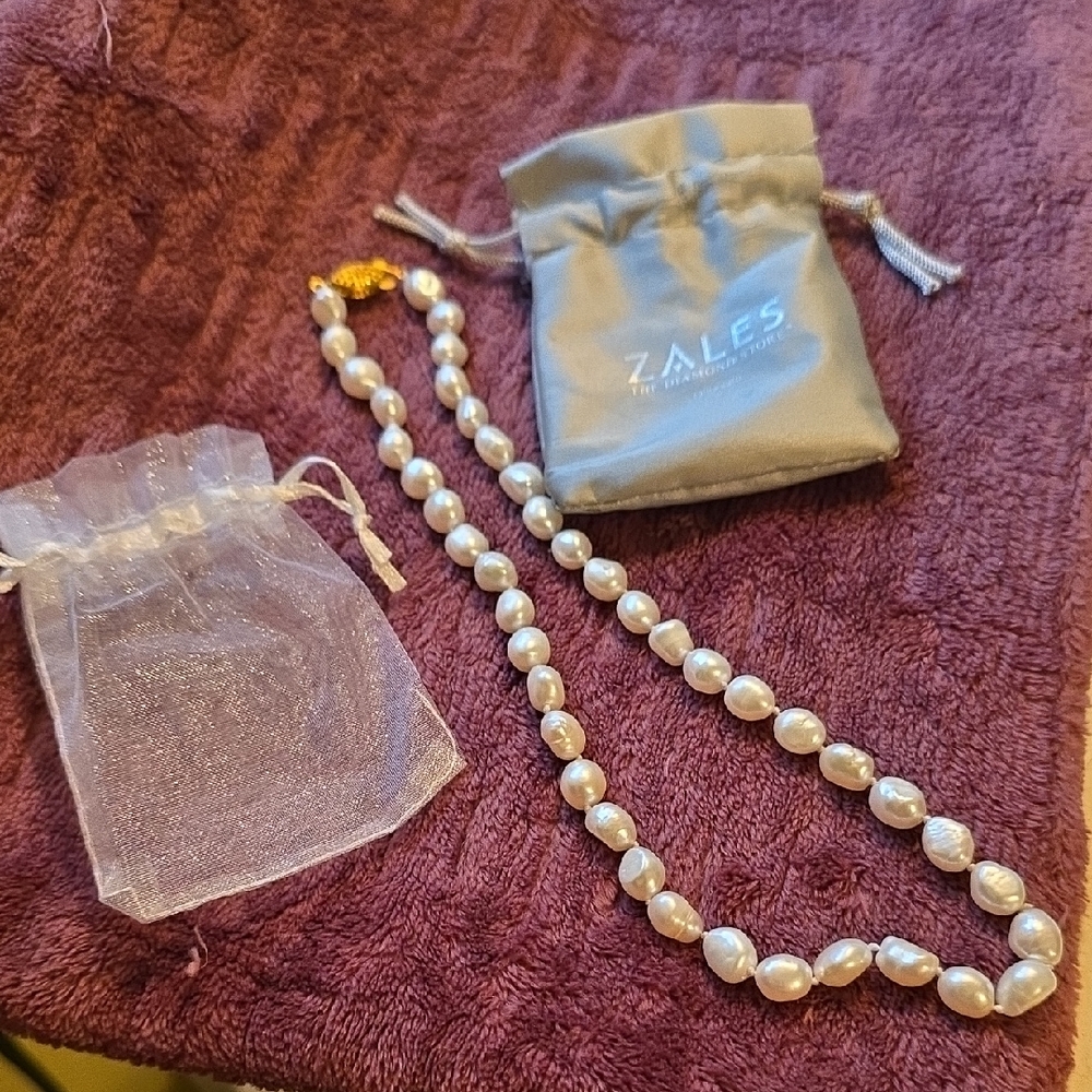 Zales Elegant Pearl Necklace with Gold Clasp